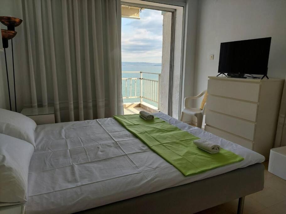Endless Blue, In The Wave Apartment Peraia  Bagian luar foto